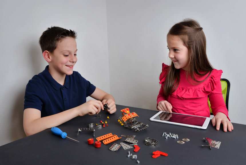 一起学习研究的男孩和女孩生活方式