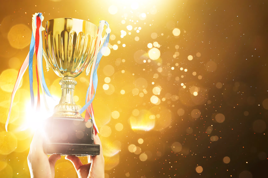 胜利时刻举起的奖杯极限运动