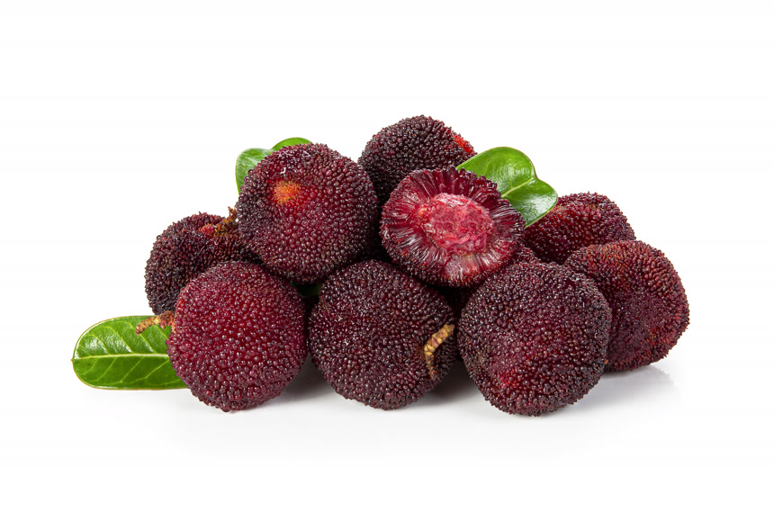 白色背景上的新鲜杨梅水果店宣传