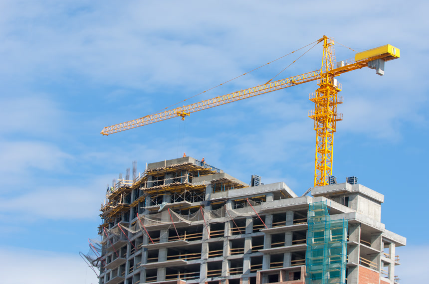 建筑蓝天白云下正在修建的房屋建筑工程施工