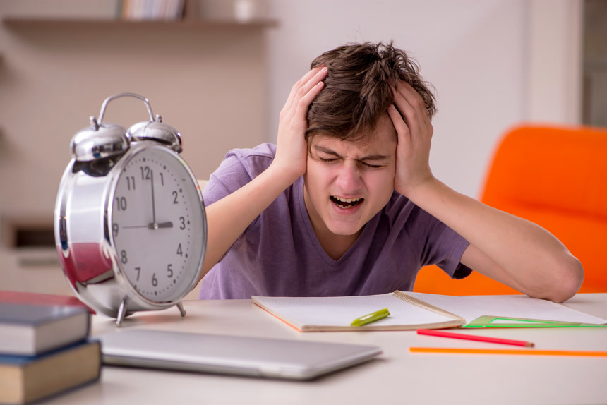 学生在家里准备考试生活方式