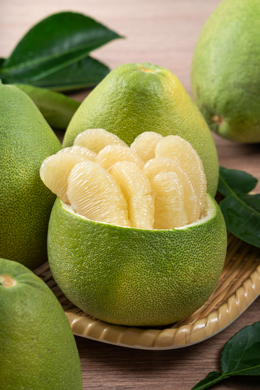 中秋节水果新鲜的柚子剥皮柚子健康生活方式