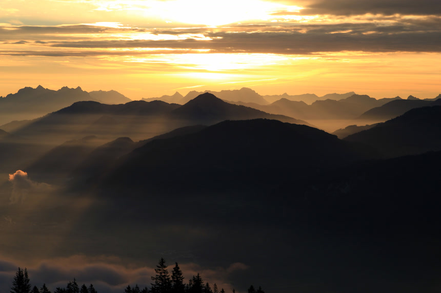 唯美晚霞丁达尔效应阳光透过云层