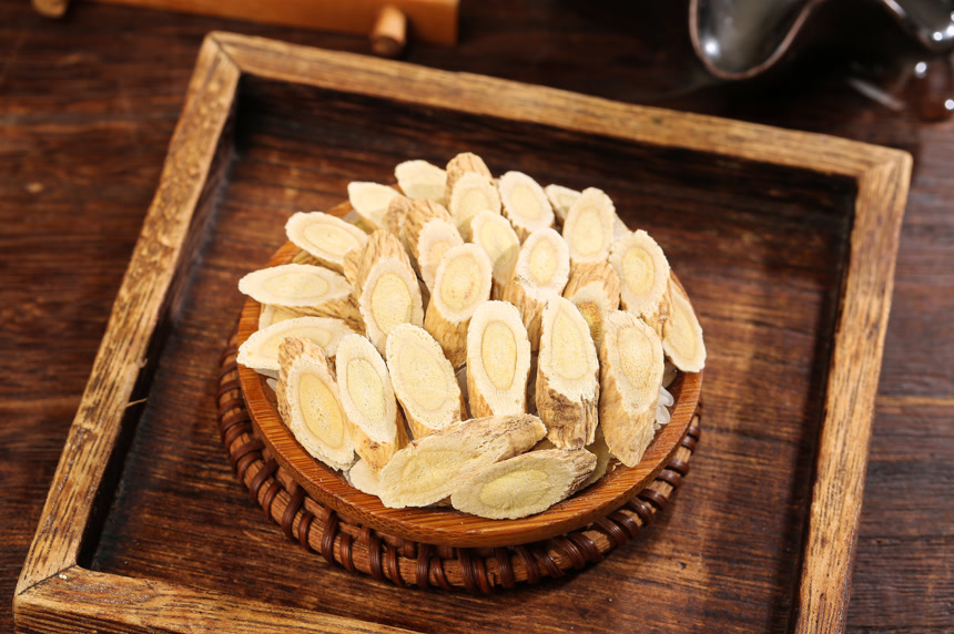 深底上的黄芪片