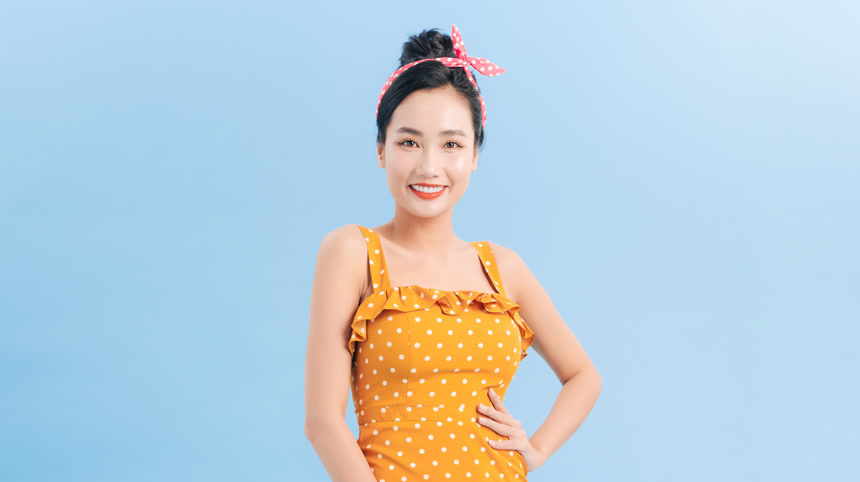 穿着圆圆点连衣裙的年轻漂亮女子生活方式