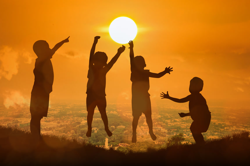 夕阳下跳跃的一群孩子剪影儿童节