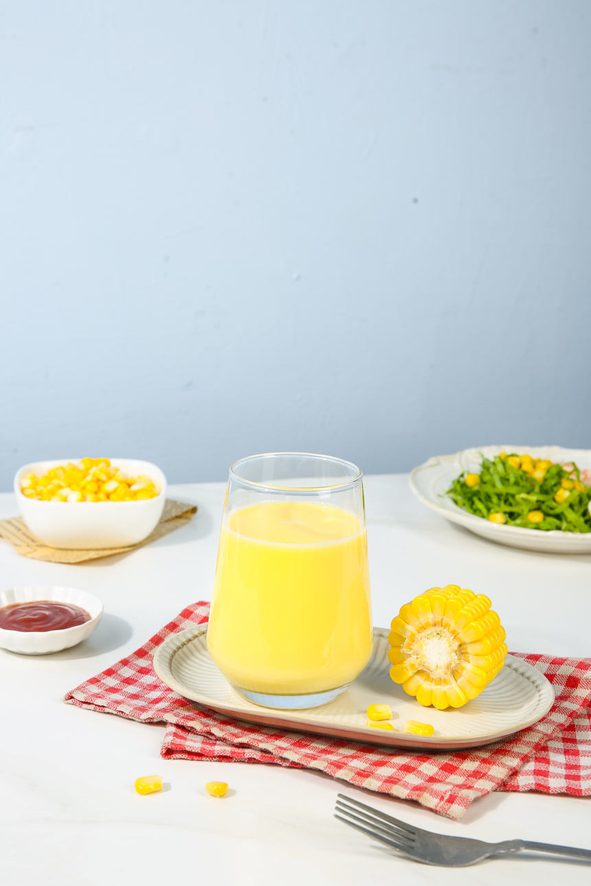 杯子里的玉米汁