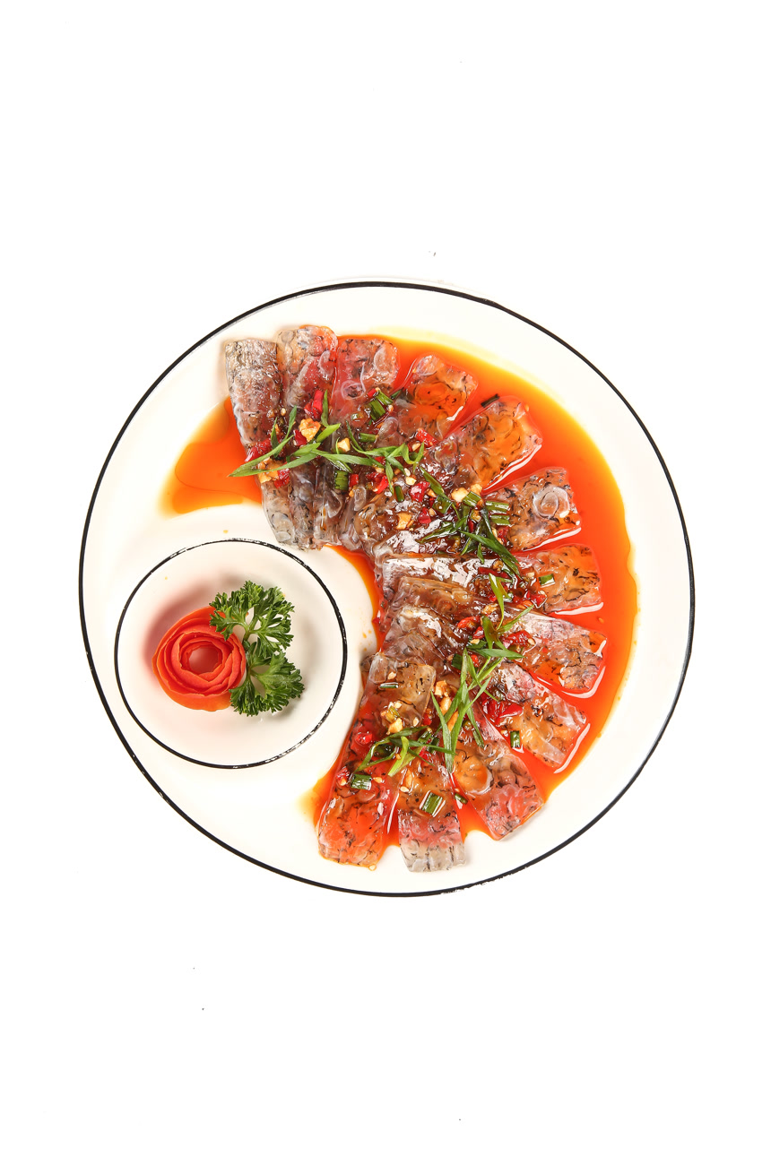 白底上的鱼皮冻