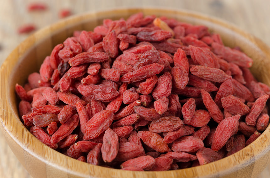木碗里的红色枸杞特写图