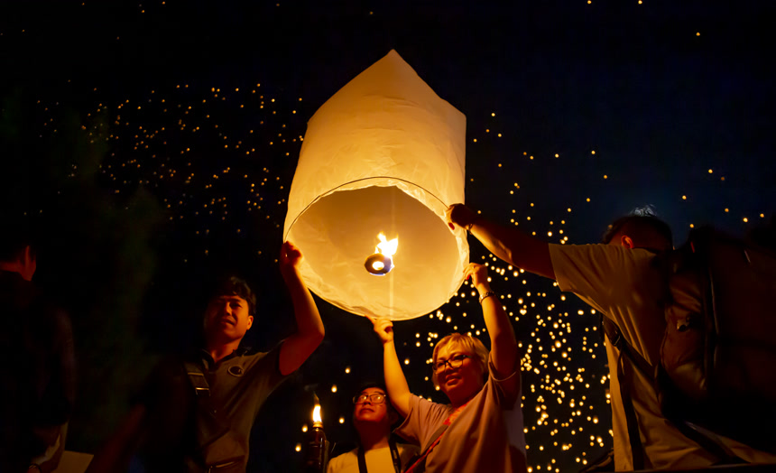 2019年11月11日泰国清迈水灯节传统节日生活方式