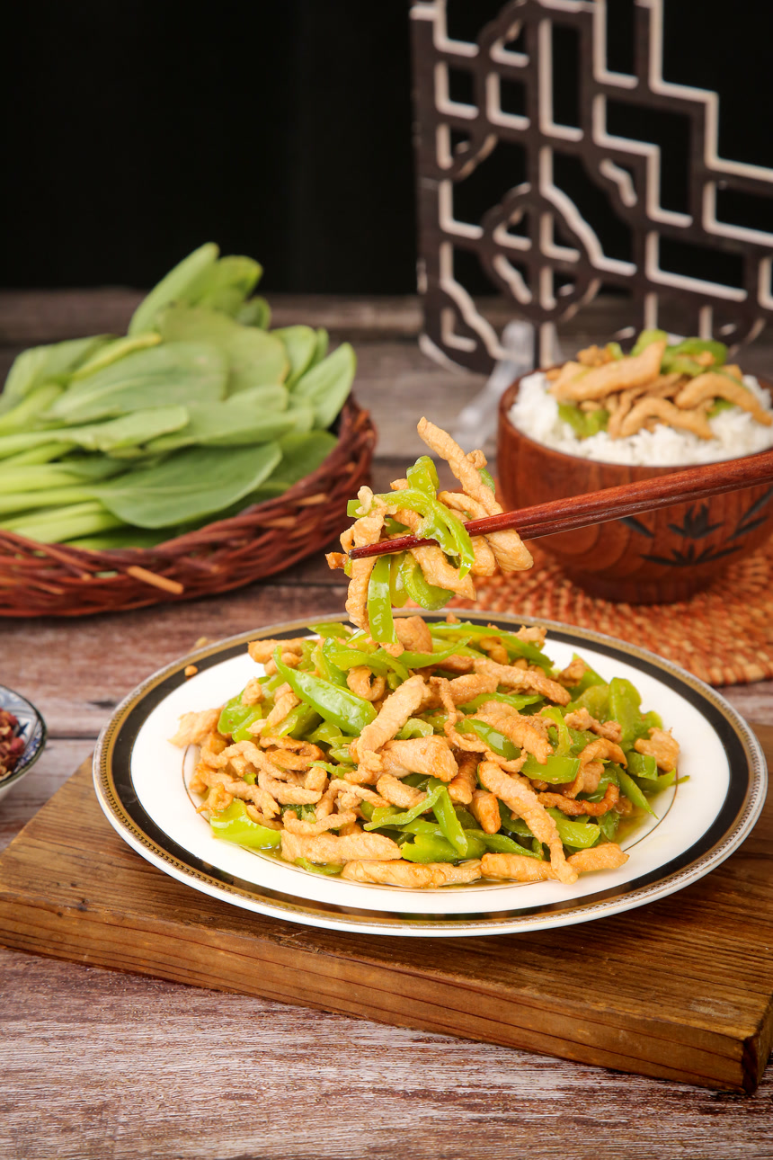 木底上的辣椒炒肉