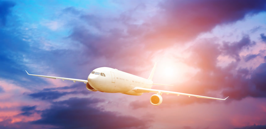 大型客机在天空中飞翔