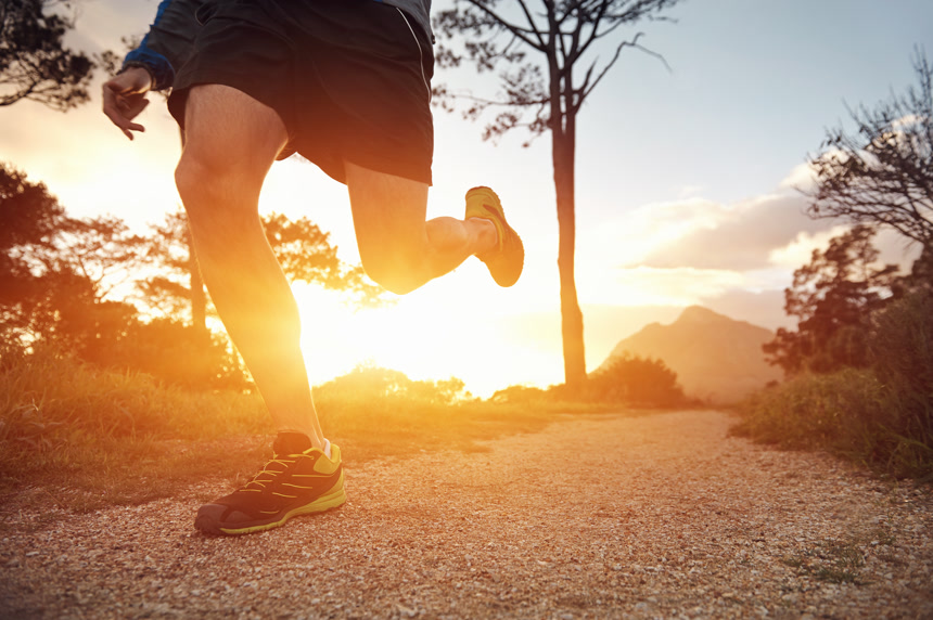 黄昏下在小径里跑步的脚步特写体育运动度假休闲娱乐