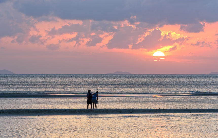 在海边看美丽景色的情侣度假休闲娱乐