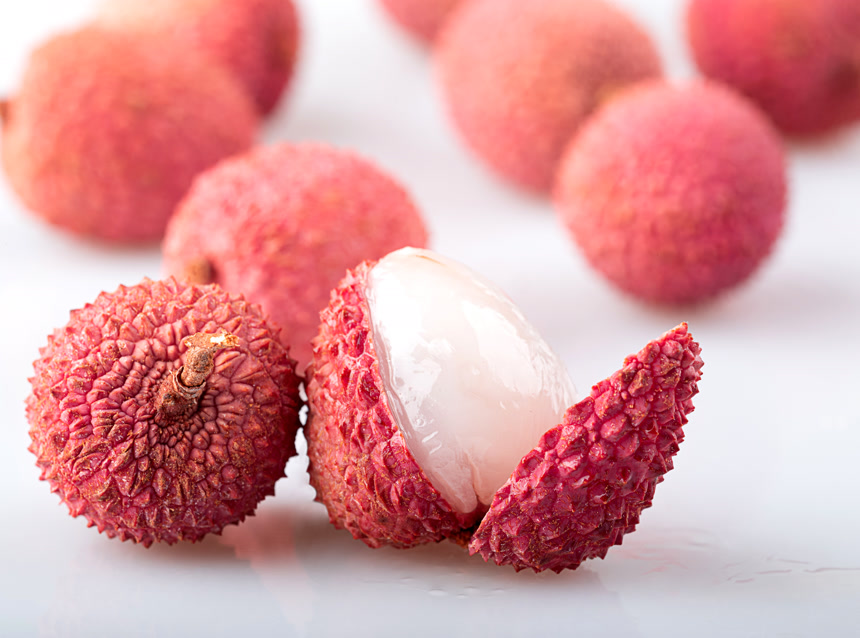 白色背景上的新鲜的荔枝水果店宣传