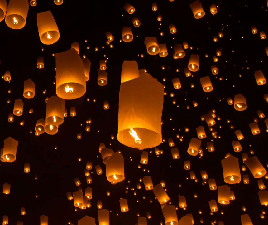 夜晚空中漂浮的孔明灯节日祈福祝愿