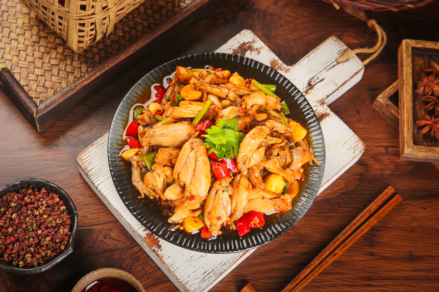 木底上的香辣牛蛙