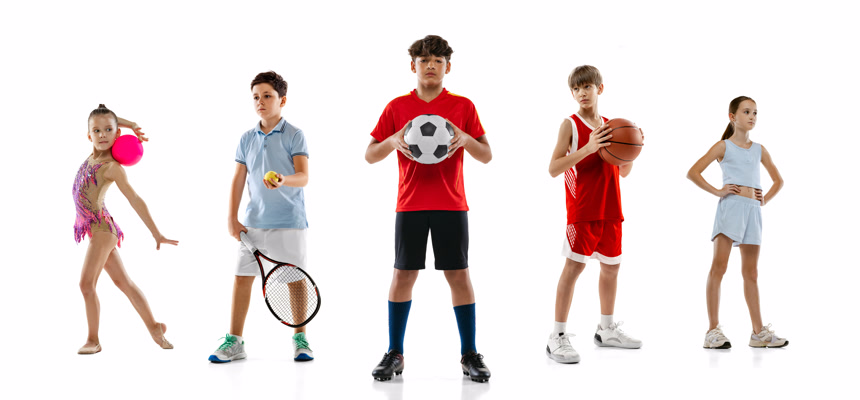 在白人演播室背景下被孤立起来的一群儿童和运动员摆出一副行动的样子生活方式