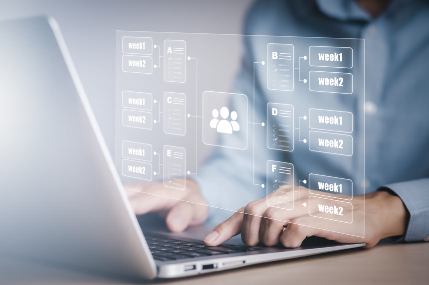 与计划分析和项目管理在线一起工作的笔记本电脑，与项目经理一起工作的业务人员，软件开发或项目管理，屏幕上的板。进程