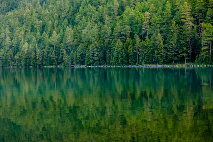 万里无云的山间绿湖自然风景