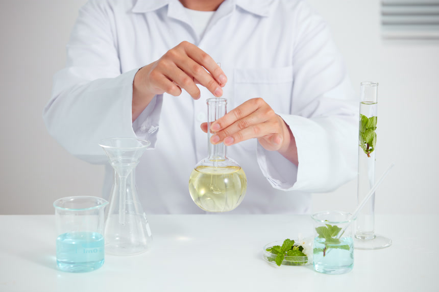 植物在培养皿中提取，在实验室有白色背景，在试管中有绿叶，还有化妆品广告医生科学医疗保健