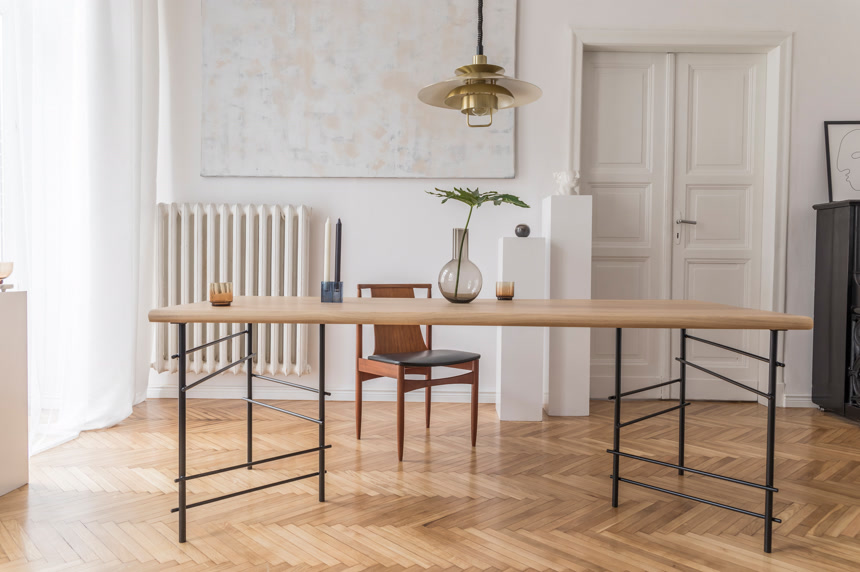 优雅典雅的用餐室内饰配有设计共享桌椅子居家生活叶子。简约的装饰。真实照片.