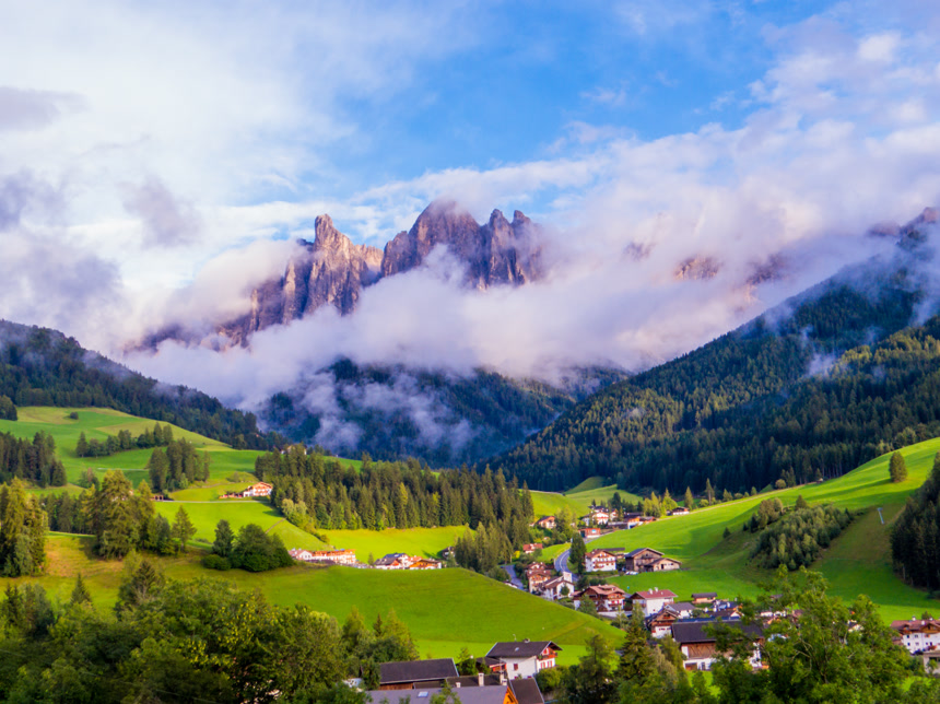 Santa Maddalena (St. Magdalena), Val di Funes, South Tyrol, Dolomites, north Italy山村云雾缭绕景象 