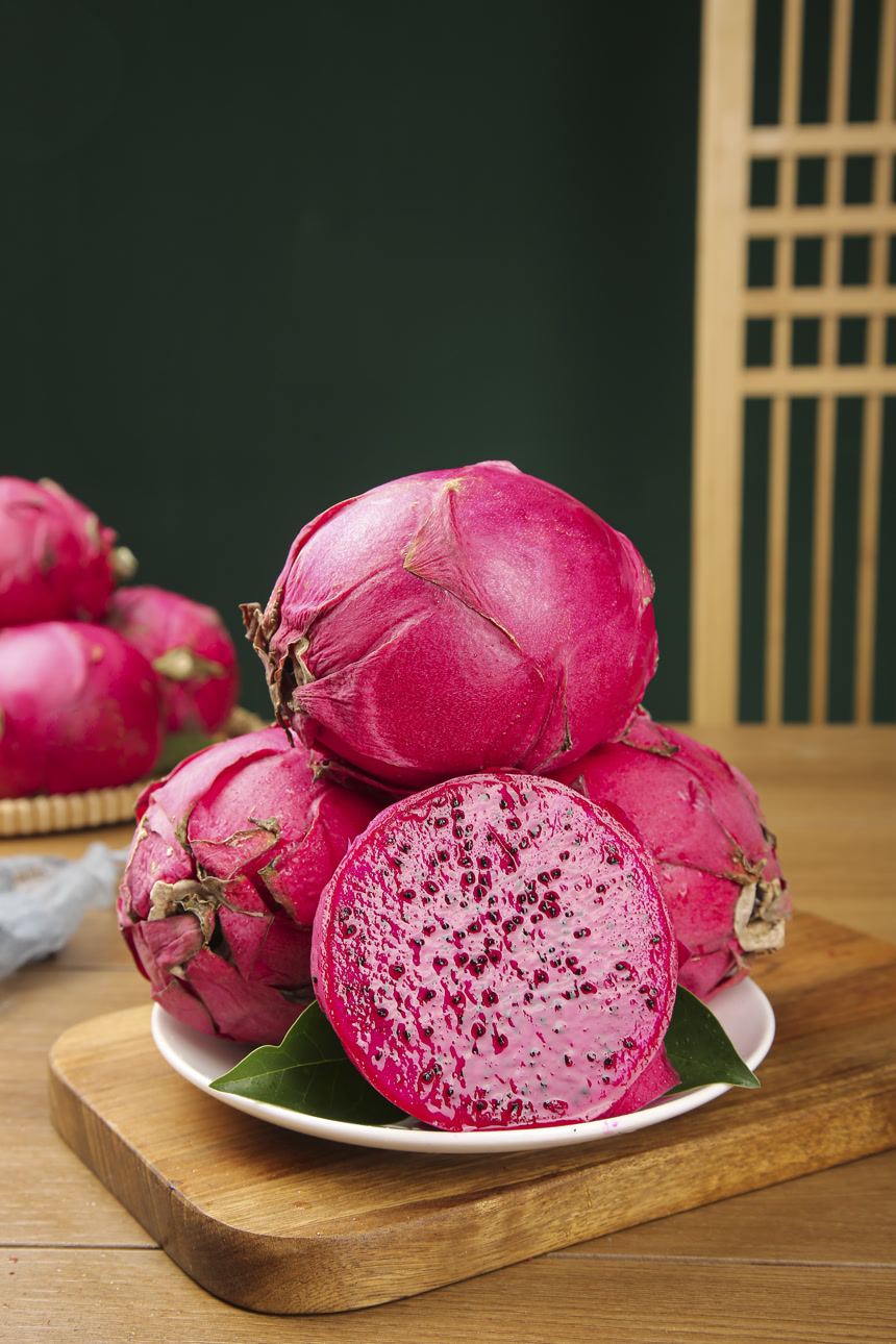 木底上的红心火龙果