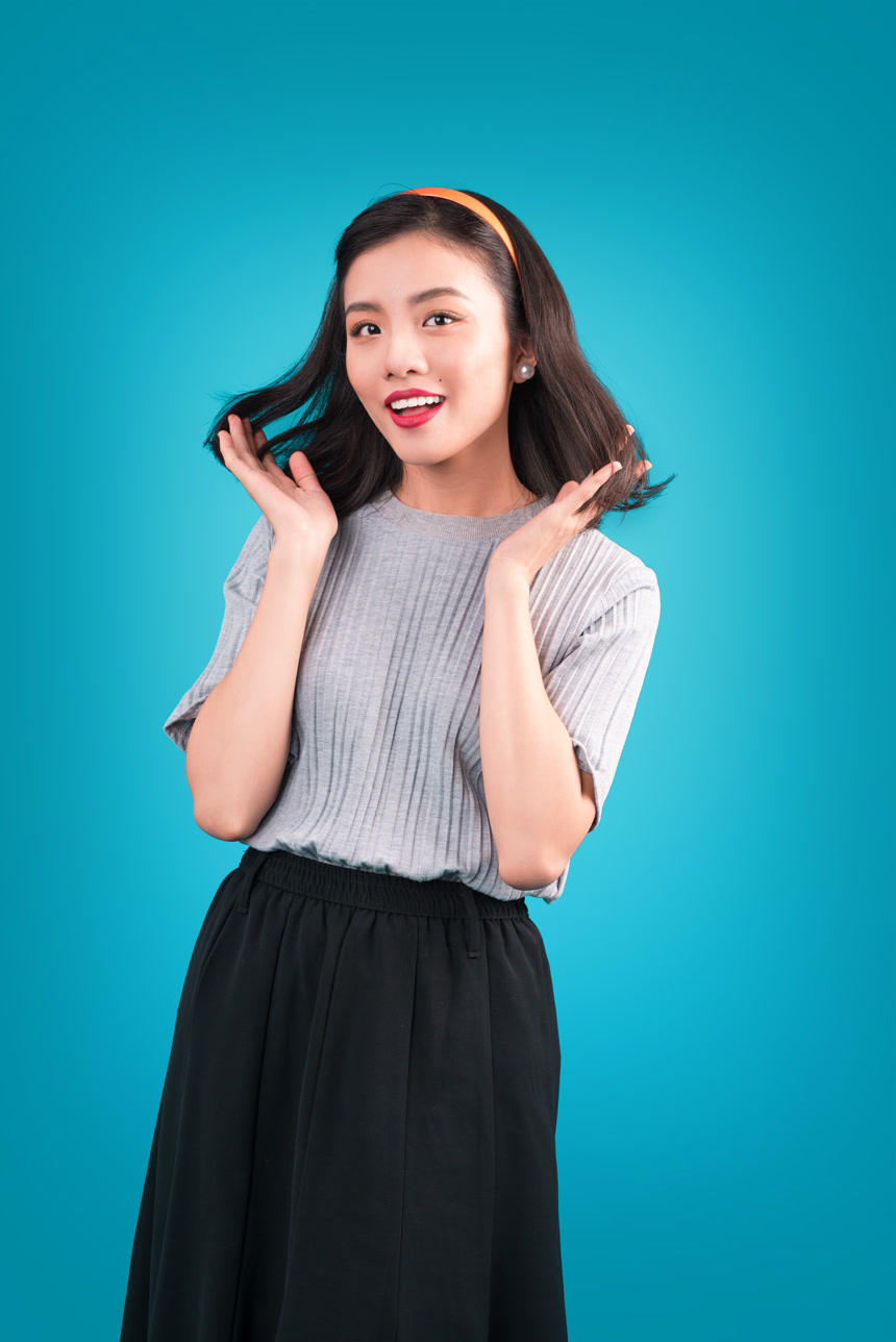 黑发女孩摸头发摆拍艺术照片