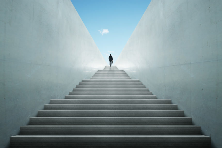 野心概念与商人爬楼梯商务人像