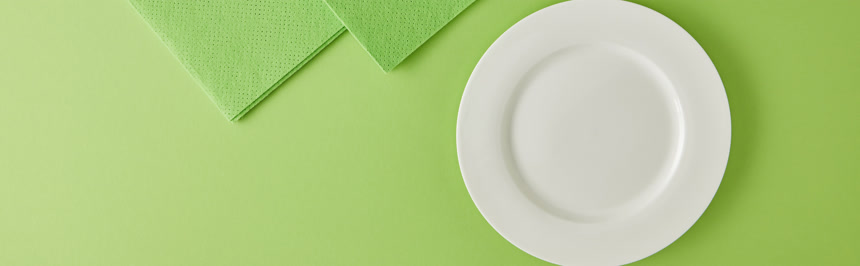 碟子和碎布的全景全景照片用于绿色洗碗健康生活方式