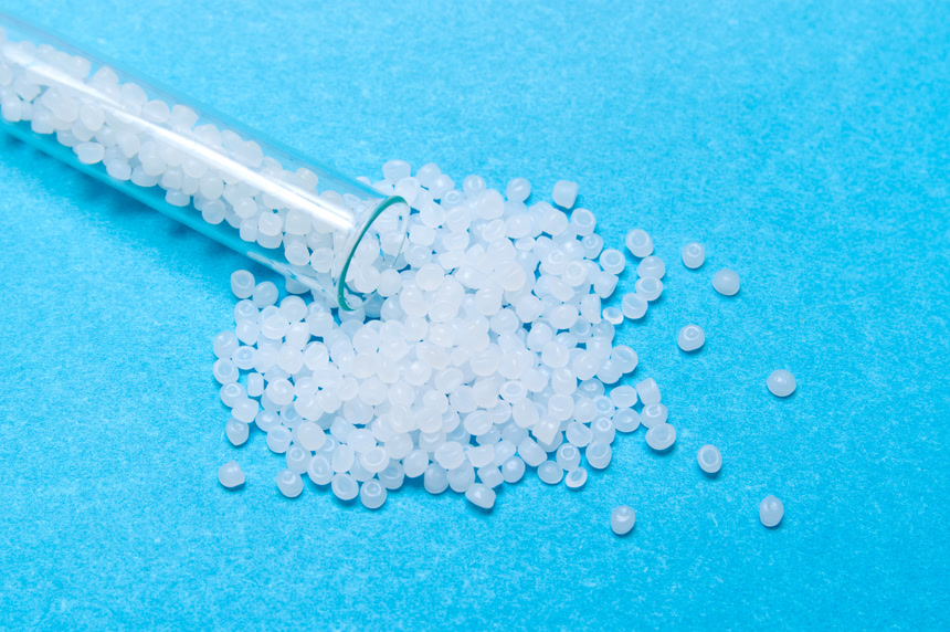 塑料颗粒透明聚乙烯颗粒在蓝色背景上材料颗粒 