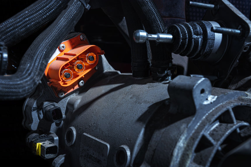 电动汽车动力传动系与电源连接特写维护中的电动车汽车