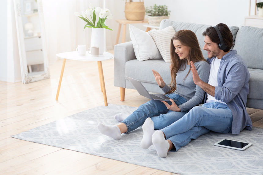 幸福情侣夫妻居家电脑视频通话居家生活方式