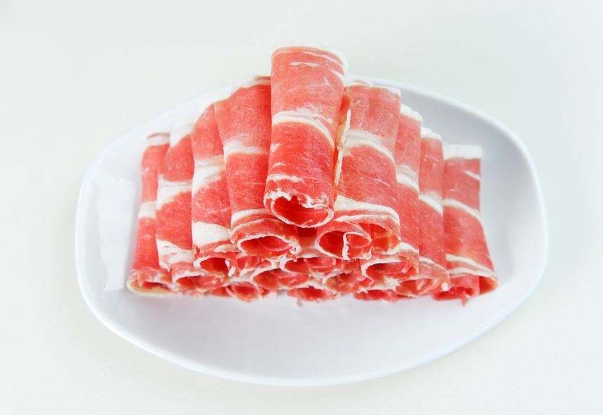 一盘羊肉片白色背景图