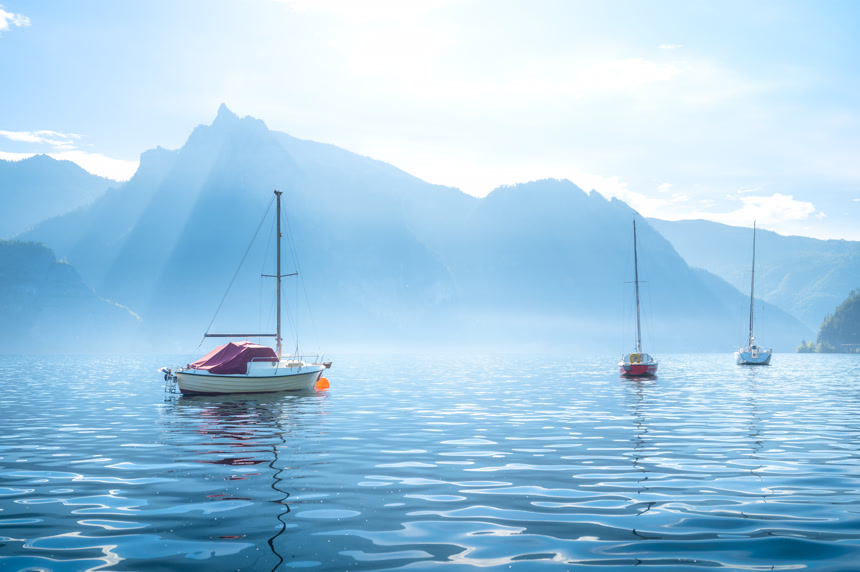 在瑞士高山背景下的一艘游艇旅行和放松自然风景