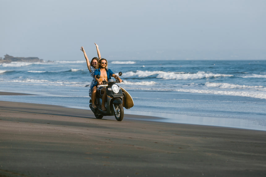 海岸边一男一女两个骑摩托车 人像摄影