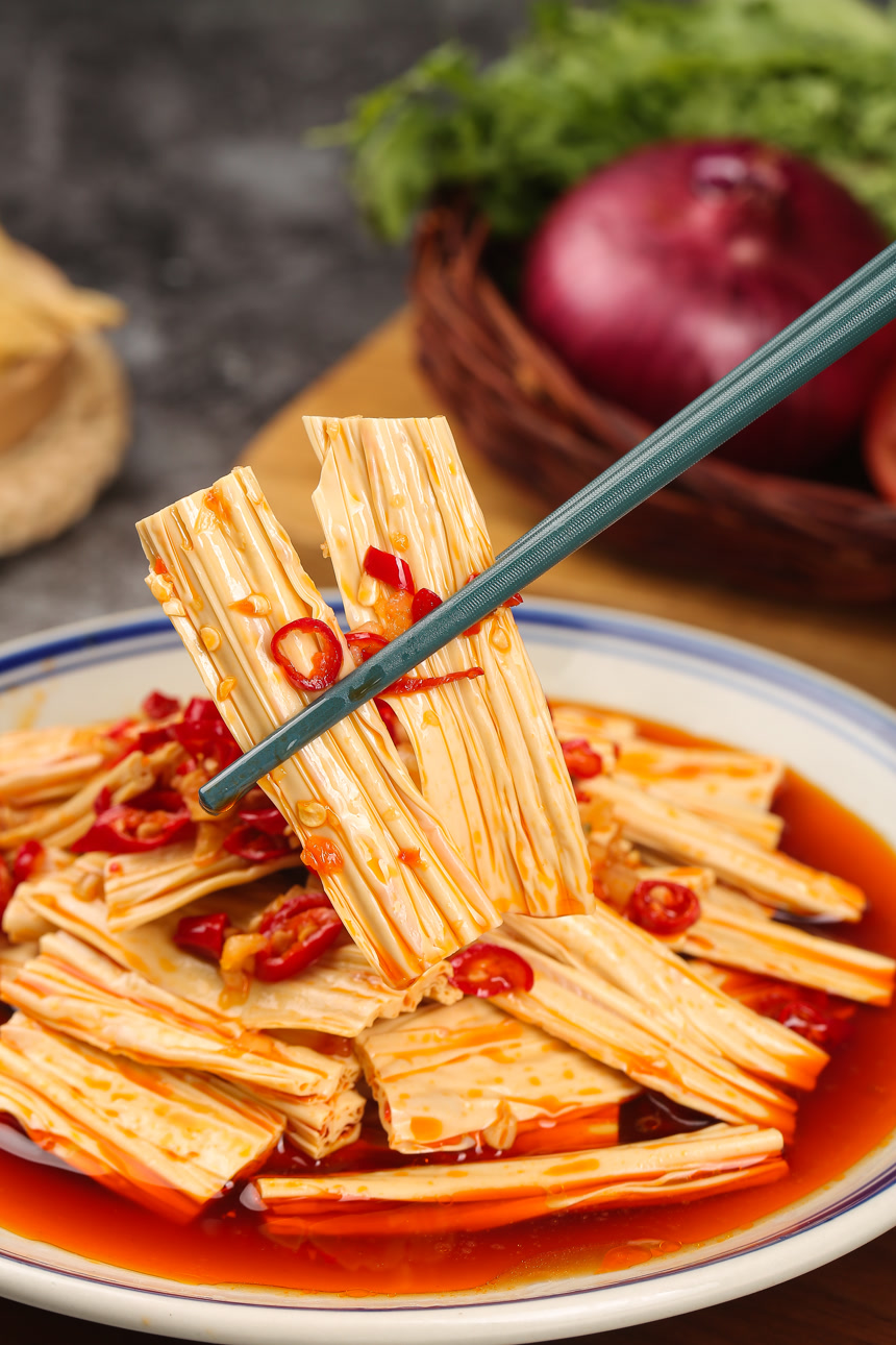 深底上的凉拌腐竹