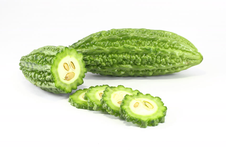 白色底图上的绿色苦瓜有机蔬菜