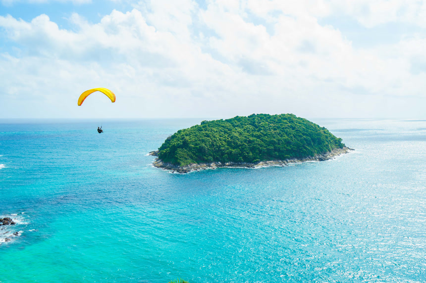 跳伞运动员在水面上飞自然风景