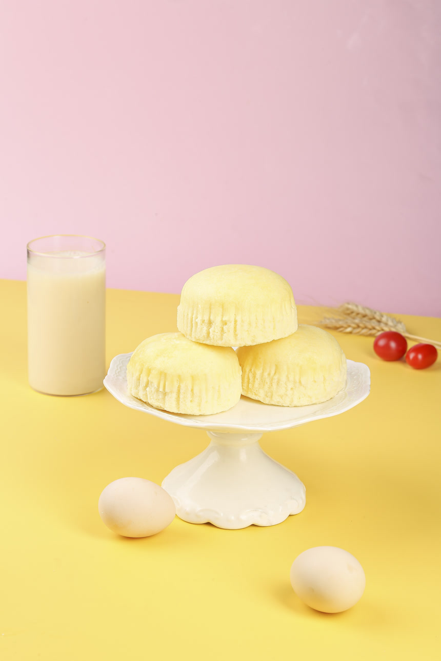 浅底上的蒸蛋糕