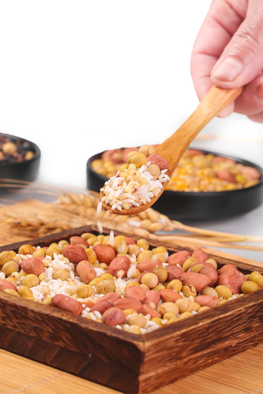 木底上的花生五谷豆浆