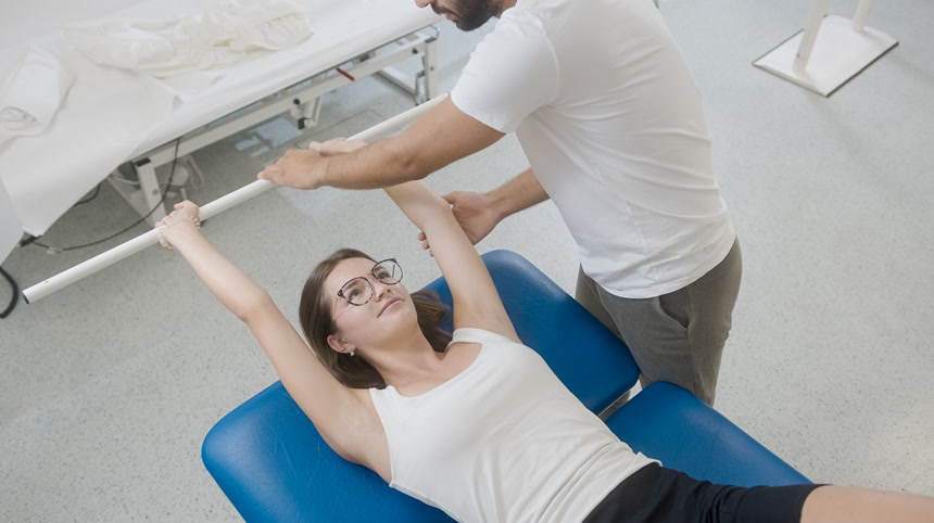 在医务室做康复训练的妇女健康保健医疗素材