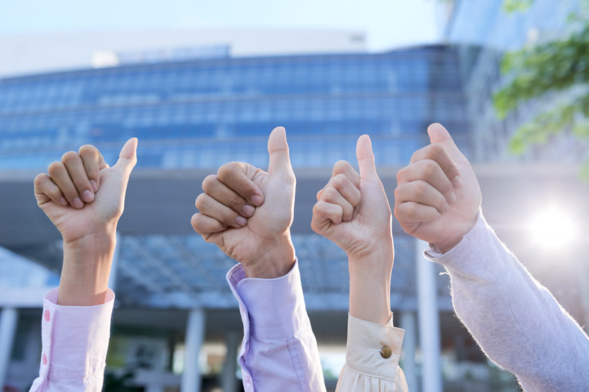 竖起大拇指的商界人士的手商务经济办公