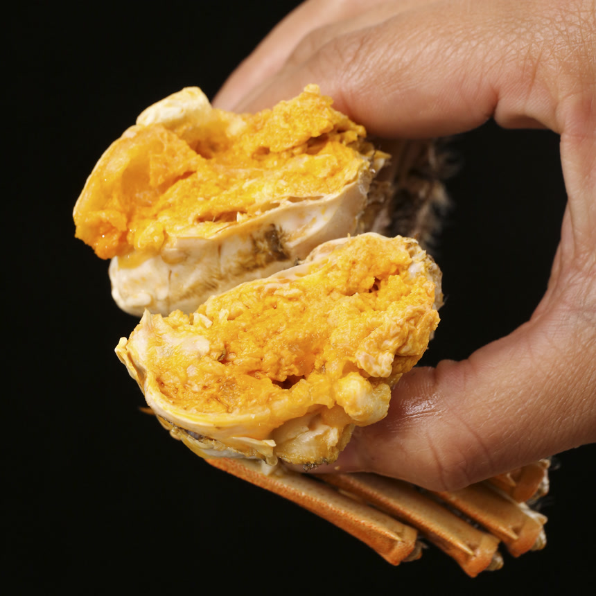 手里拿着清蒸大闸蟹