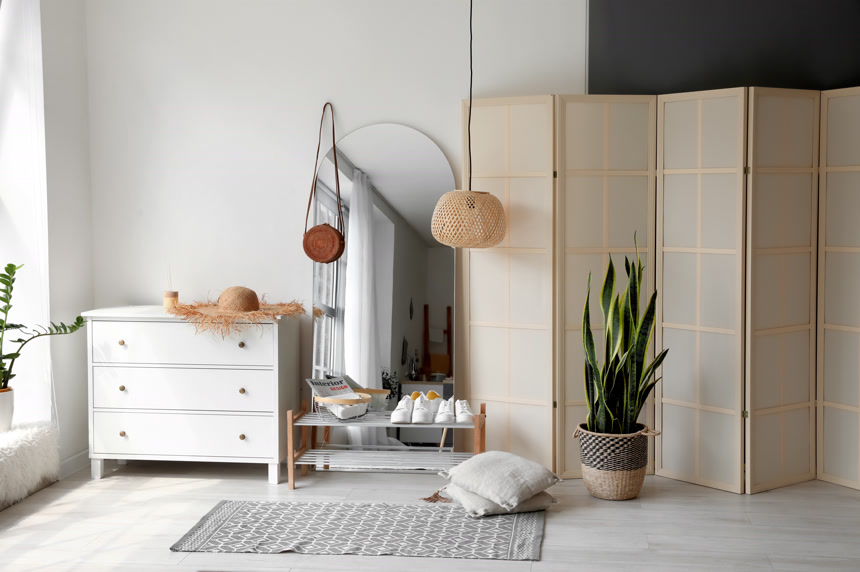 带有屏风的简约室内设计