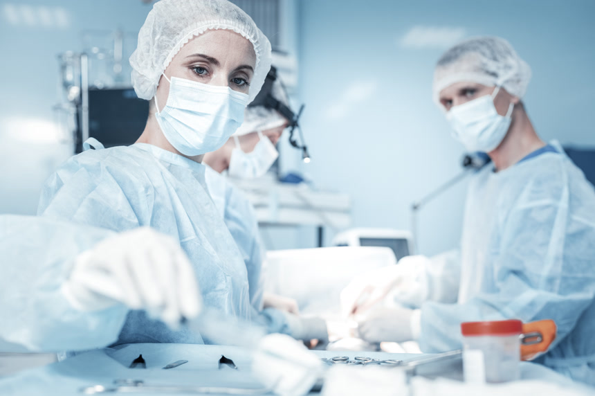 持有注射器的护士 医疗卫生 防疫治疗 