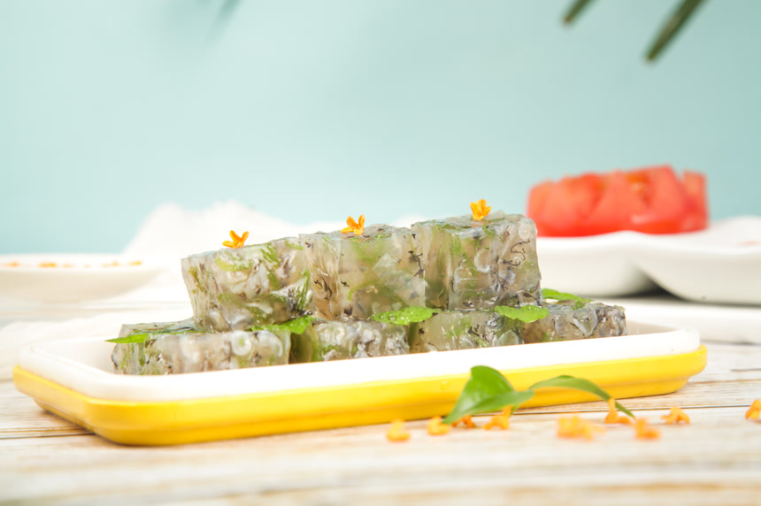 浅底上的鱼皮冻