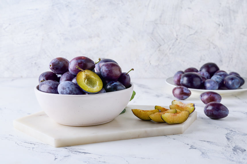 新鲜的李子装进容器里