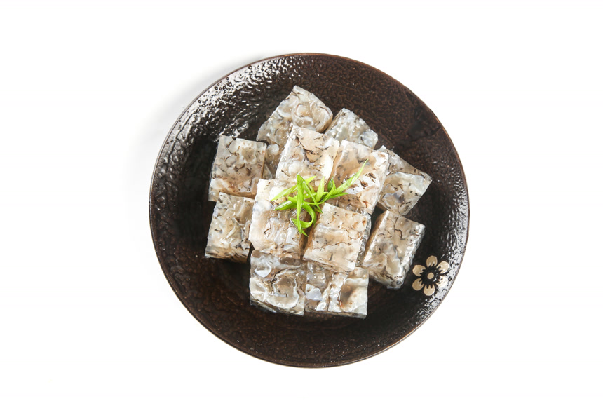 白底上的鱼皮冻